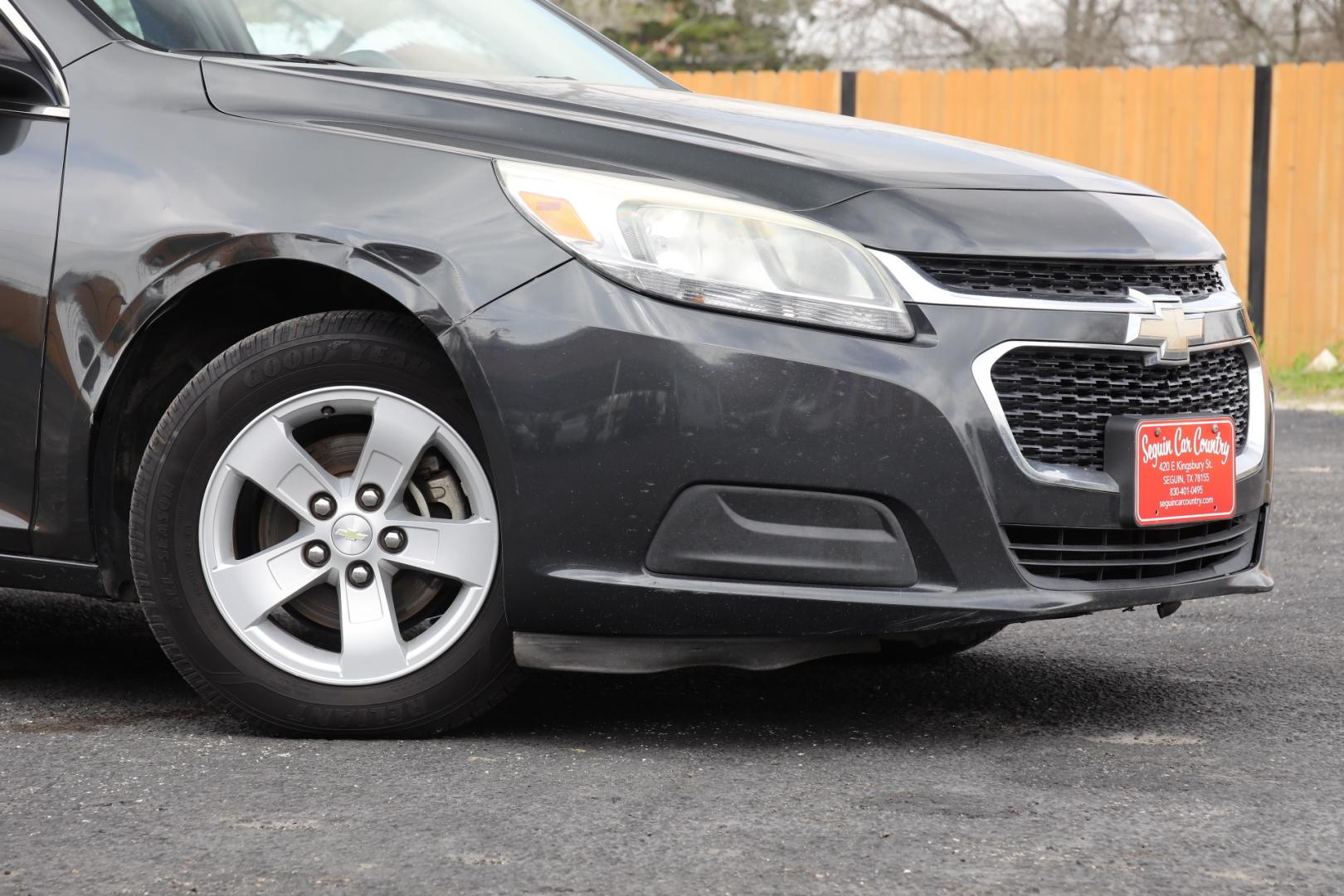 2016 GRAY CHEVROLET MALIBU LIMITED LS (1G11B5SA0GU) with an 2.5L L4 DOHC 16V engine, 6-SPEED AUTOMATIC transmission, located at 420 E. Kingsbury St., Seguin, TX, 78155, (830) 401-0495, 29.581060, -97.961647 - Photo#2